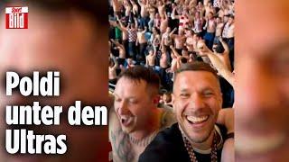 Mega-Aktion: Podolski feiert im Fanblock mit den Zabrze-Ultras | Viral daneben