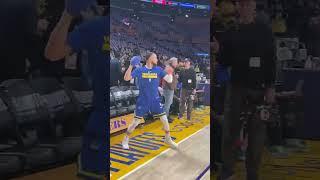 Steph with the "Superman" celly during warmups ‍