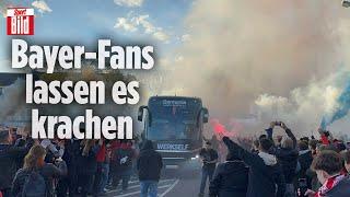 Europa League: Heißer Pyro-Empfang für den Bus von Bayer Leverkusen