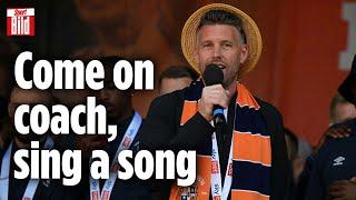 Nach Aufstieg in die Premier League: Luton-Coach Rob Edwards mit Gesangseinlage | Englische Woche